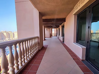 شقة رائعة بأربعة غرف نوم بتشطيبات فاخرة