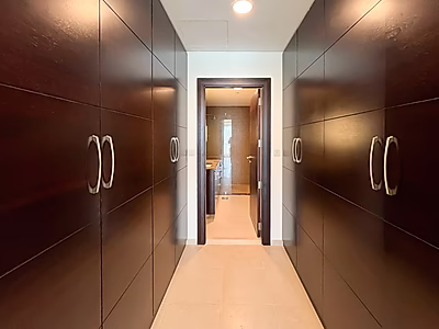 شقة للبيع مفروشة بالكامل تتألف من غرفتين نوم وغرفة خادمة تطل على الشاطئ في فيفا بحرية - اللؤلؤة