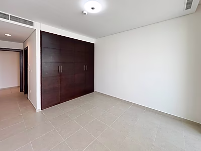 شقة للبيع مفروشة بالكامل تتألف من غرفتين نوم وغرفة خادمة تطل على الشاطئ في فيفا بحرية - اللؤلؤة