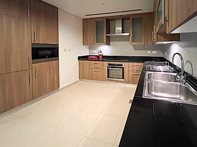 شقة للبيع مفروشة بالكامل تتألف من غرفتين نوم وغرفة خادمة تطل على الشاطئ في فيفا بحرية - اللؤلؤة