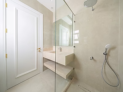 فيلا فاخرة تضم أكثر من 8 غرف نوم | عيش الفخامة