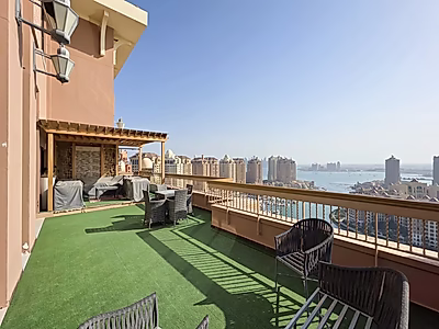 بنتهاوس فاخر مُجدد بالكامل | إطلالات بانورامية خلابة على المارينا | موقع استثنائي