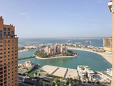 بنتهاوس فاخر مُجدد بالكامل | إطلالات بانورامية خلابة على المارينا | موقع استثنائي