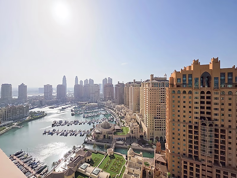 Stunning Renovated Penthouse | Panoramic Marina Views | Prime Location - Photo 5