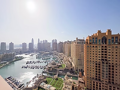 بنتهاوس فاخر مُجدد بالكامل | إطلالات بانورامية خلابة على المارينا | موقع استثنائي