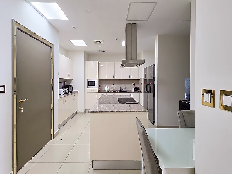 Stunning Renovated Penthouse | Panoramic Marina Views | Prime Location - Photo 9