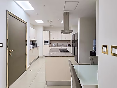 بنتهاوس فاخر مُجدد بالكامل | إطلالات بانورامية خلابة على المارينا | موقع استثنائي