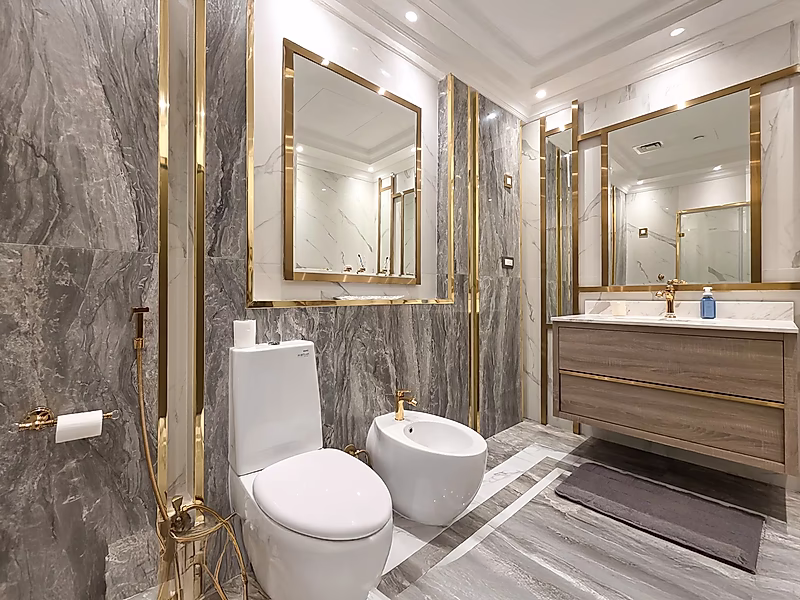 Stunning Renovated Penthouse | Panoramic Marina Views | Prime Location - Photo 10