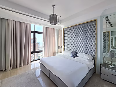 بنتهاوس فاخر مُجدد بالكامل | إطلالات بانورامية خلابة على المارينا | موقع استثنائي