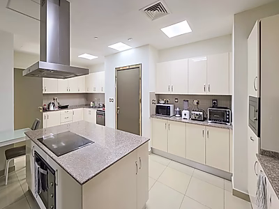 بنتهاوس فاخر مُجدد بالكامل | إطلالات بانورامية خلابة على المارينا | موقع استثنائي