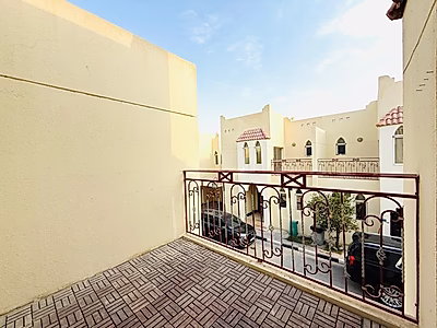 فيلا مشرقة بتصميم جميل من 4 غرف نوم + غرفة خادمة /