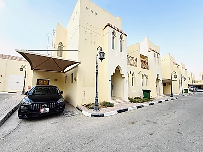 فيلا مشرقة بتصميم جميل من 4 غرف نوم + غرفة خادمة /