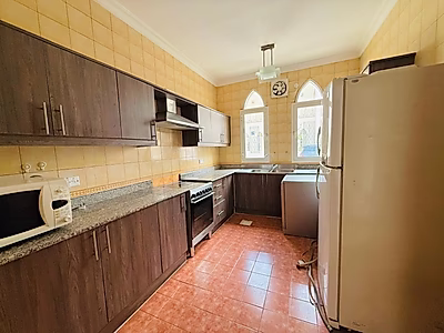 فيلا مشرقة بتصميم جميل من 4 غرف نوم + غرفة خادمة /