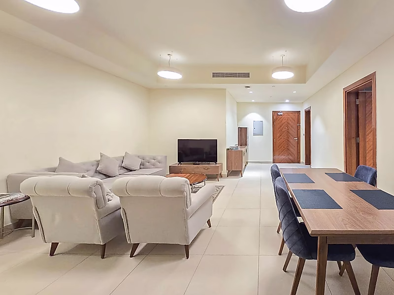 Stunning 3BR Apartment with Luxury Finishes - Photo 4