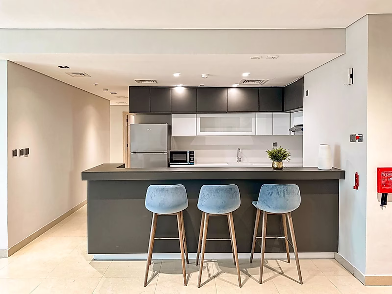 Stylish 1BR Apartment | Marina 33 | Prime Location | Great Investment - Photo 1