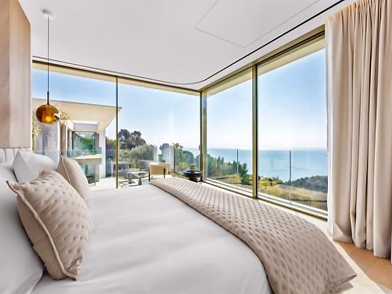 Luxury Contemporary Villa with Panoramic Sea Views – Super Cannes - Photo 13