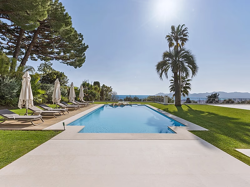 Ultra-Private Luxury Villa with Panoramic Sea Views – Cannes - Photo 2