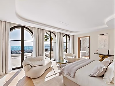 Ultra-Private Luxury Villa with Panoramic Sea Views – Cannes