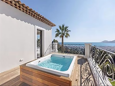 Ultra-Private Luxury Villa with Panoramic Sea Views – Cannes