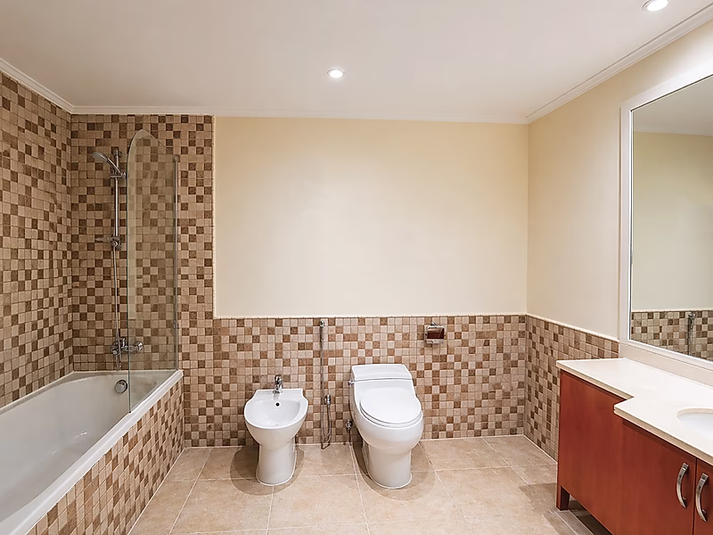 Spacious 2BR in Porto Arabia | Large Balcony & Partial Marina View | Great Value - Photo 3