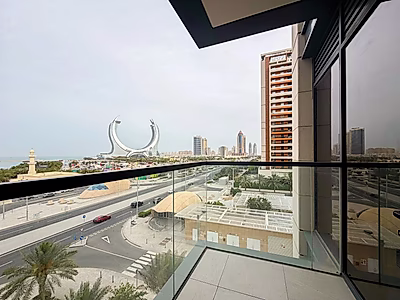 شقة جديدة كلياً بغرفة نوم واحدة | مفروشة بالكامل | شرفة بإطلالة بحرية