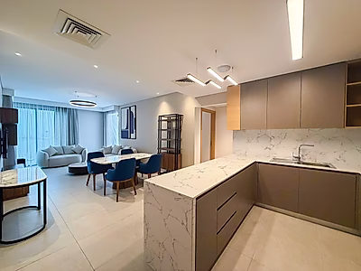 شقة جديدة كلياً بغرفة نوم واحدة | مفروشة بالكامل | شرفة بإطلالة بحرية