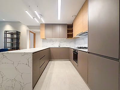 شقة جديدة كلياً بغرفة نوم واحدة | مفروشة بالكامل | شرفة بإطلالة بحرية