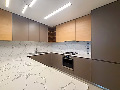 شقة جديدة كلياً بغرفة نوم واحدة | مفروشة بالكامل | شرفة بإطلالة بحرية