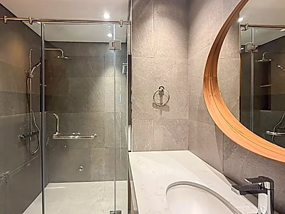 شقة جديدة كلياً بغرفة نوم واحدة | مفروشة بالكامل | شرفة بإطلالة بحرية