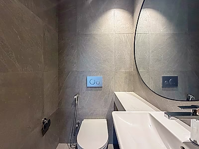 شقة جديدة كلياً بغرفة نوم واحدة | مفروشة بالكامل | شرفة بإطلالة بحرية