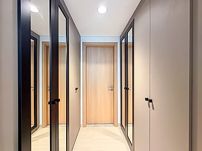 شقة جديدة كلياً بغرفة نوم واحدة | مفروشة بالكامل | شرفة بإطلالة بحرية