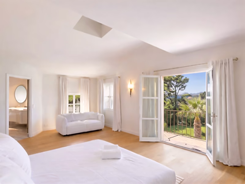 Cap d’Antibes West Side Contemporary Luxury Villa with Sea View - Photo 2