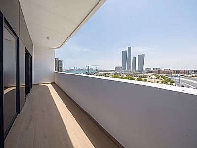 ملاذ أنيق بغرفتي نوم مع إطلالات بحرية