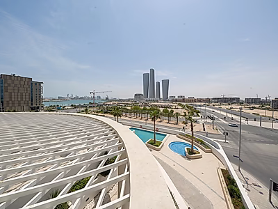 ملاذ أنيق بغرفتي نوم مع إطلالات بحرية