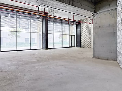 مساحة تجارية بسقف عالٍ بمساحة 247 متر مربع / لوسيل