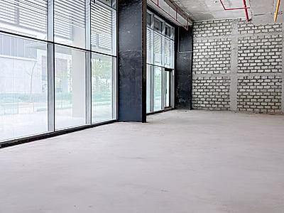 مساحة تجارية بسقف عالٍ بمساحة 247 متر مربع / لوسيل