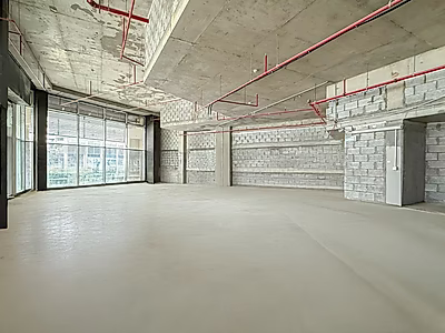 مساحة تجارية بسقف عالٍ بمساحة 140 متر مربع / لوسيل