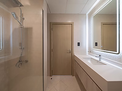 ملاذ أنيق بغرفتي نوم مع إطلالات بحرية