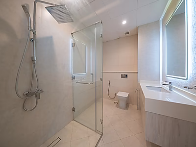 ملاذ أنيق بغرفتي نوم مع إطلالات بحرية