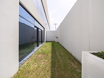 ملاذ أنيق بغرفتي نوم مع إطلالات بحرية