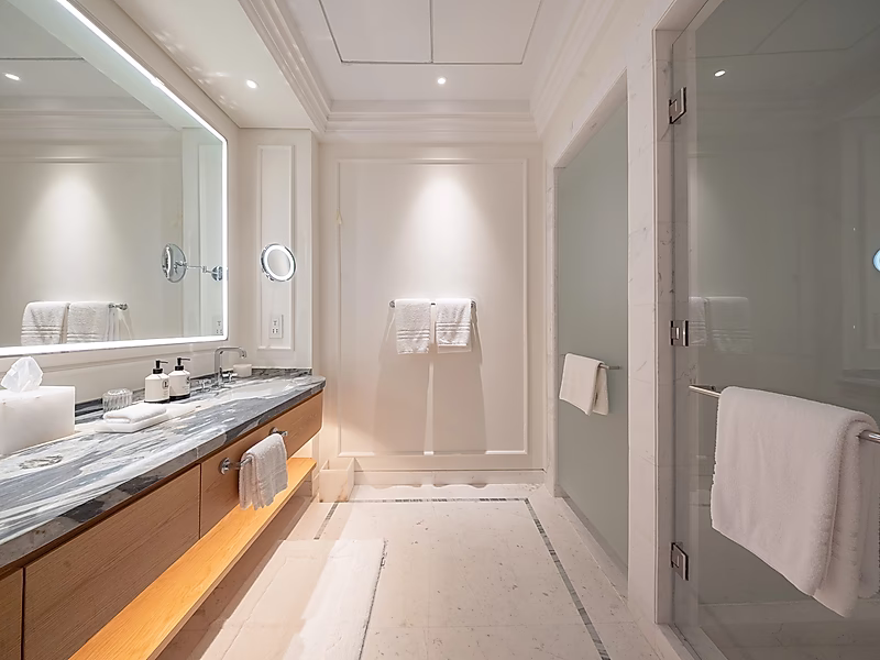 Luxurious 2BR + maid with Sea Views - Photo 4