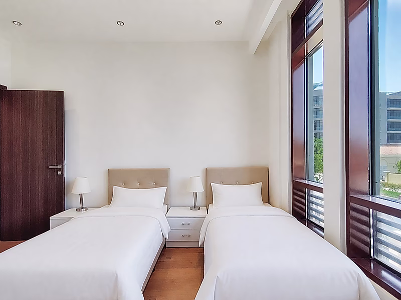 BILLS INCLUDED! STUNNING 3BEDROOM | FURNISHED - Photo 3