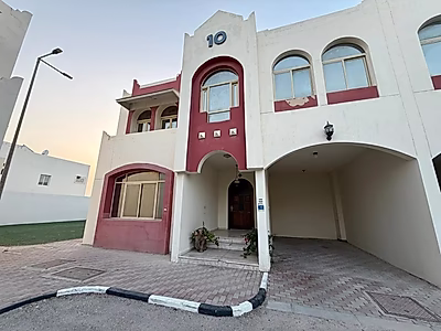 شقة واسعة مكونة من 3 غرف نوم بالإضافة إلى غرفة خادمة