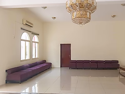 شقة واسعة مكونة من 3 غرف نوم بالإضافة إلى غرفة خادمة