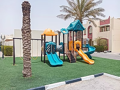 شقة واسعة مكونة من 3 غرف نوم بالإضافة إلى غرفة خادمة