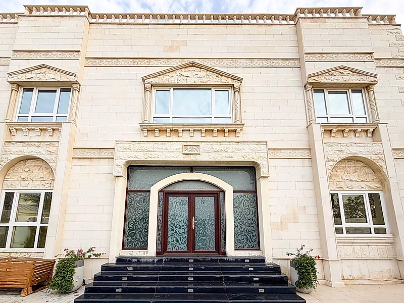فيلا مستقلة واسعة وأنيقة للبيع - Photo 1