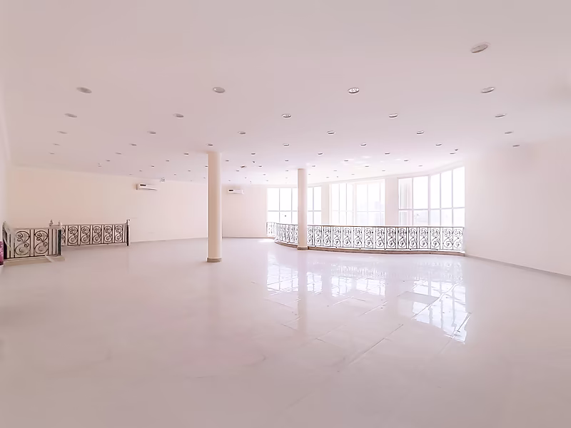 PRIME LOCATION || BRAND NEW WAREHOUSE || OFFICES || SHOWROOM || ROOMS || GARAGE LICENSE - Photo 4