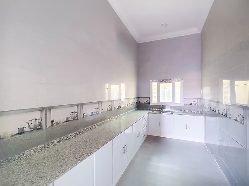 PRIME LOCATION || BRAND NEW WAREHOUSE || OFFICES || SHOWROOM || ROOMS || GARAGE LICENSE - Photo 7