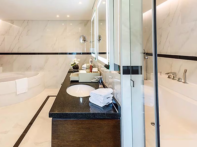 Luxurious 3-Bedroom + Maid Penthouse for Rent in West Bay - Photo 11