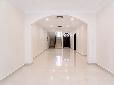 فرصة استثمارية حصرية خارج السوق | مجمع سكني فاخر للبيع في قلب الدوحة بعائد استثماري مميز
